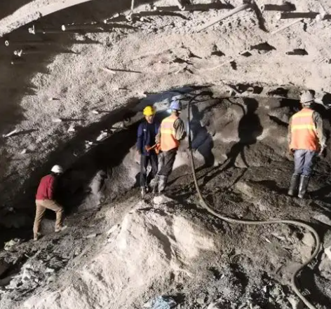 岭东隧道拱顶带模注浆料，微膨胀注浆料的特点及施工工艺